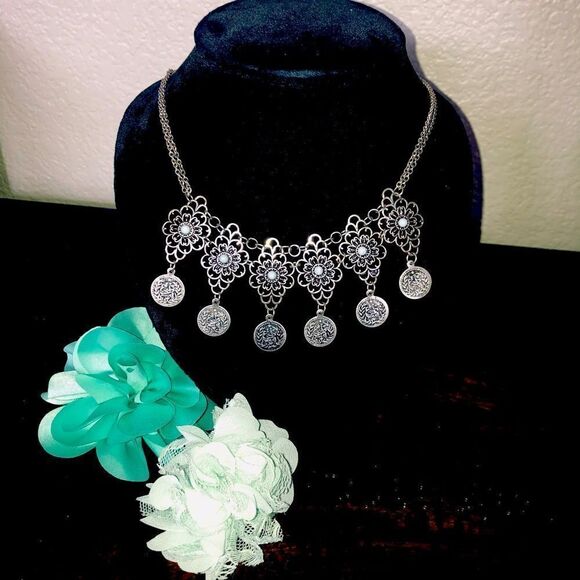 Antiqued Silver Vintage Floral Necklace Earrings Set - Picture 3 of 4
